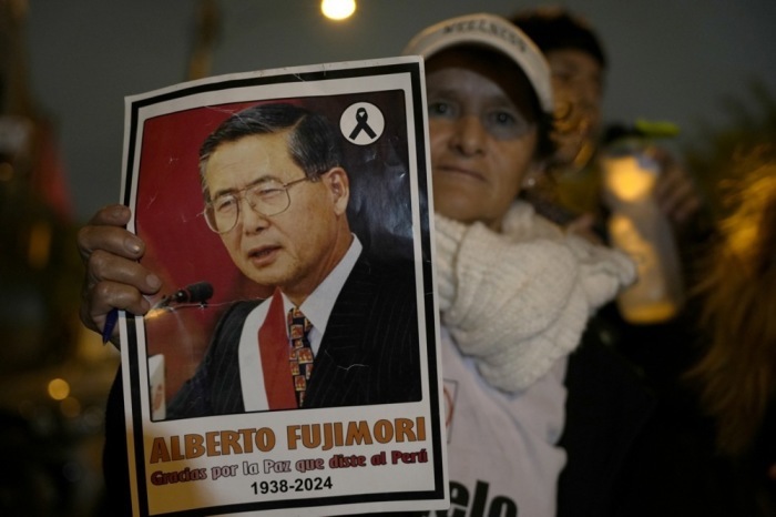 Ein Unterstützer von Keiko Fujimori hält vor ihrem Auftritt in Lima ein Bild ihres Vaters Alberto Fujimori. Foto: EPA/John Reyes Mejia