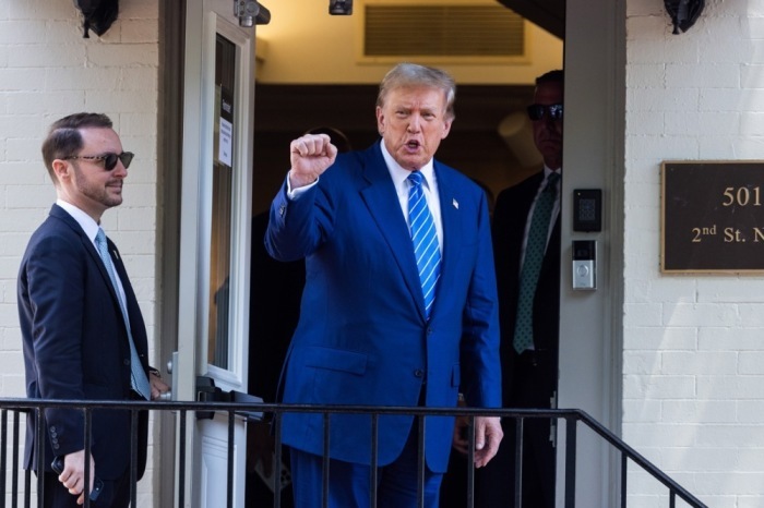 Ex-US-Präsident Donald J. Trump verlässt ein Advocacy-Zentrum. Foto: epa/Jim Lo Scalzo