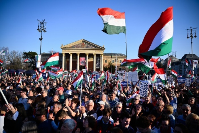 Anhänger der Oppositionspartei Tisza jubeln während einer Kundgebung in Budapest zum Nationalfeiertag, der an die Revolution von 1848 gegen die Habsburgerherrschaft erinnert. Foto: EPA/Boglarka Bodnar