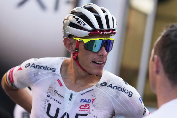 Nils Politt fährt zwei Tage vor dem Start der Tour de France in Lille zu einer Trainingsrunde. Foto: AP/dpa/mosa'ab Elshamy