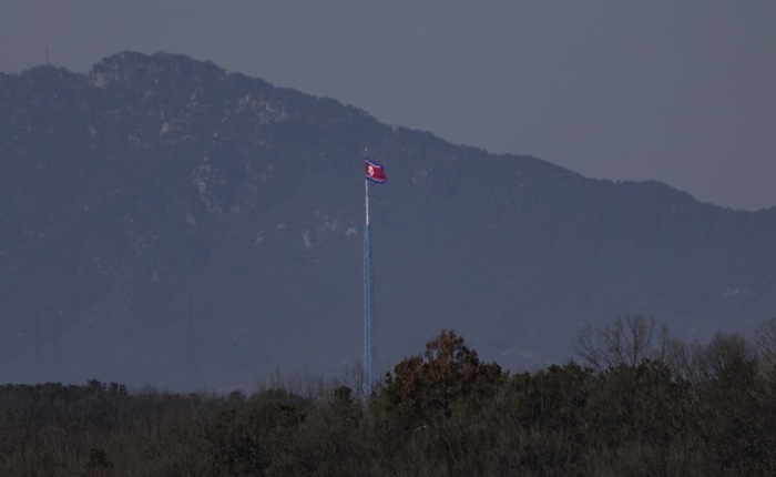 Blick auf eine Flagge von Nordkorea nahe der entmilitarisierten Zone in Südkorea, nachdem Pjöngjang neue Flugabwehrraketen in Richtung Ostmeer getestet hat. Foto: epa/Jeon Heon-kyun