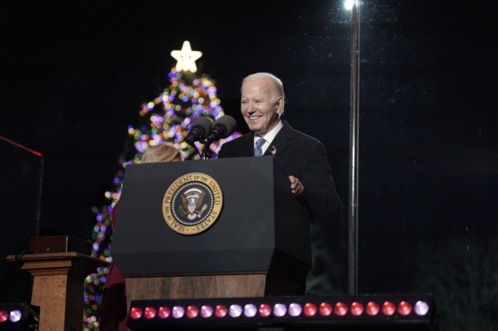 Der amerikanische Präsident Joe Biden lächelt während der Zeremonie der nationalen Weihnachtsbaumbeleuchtung auf der Ellipse des Weißen Hauses in Washington. Foto: epa/Yuri Gripas /