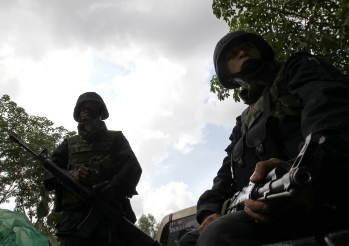 Soldaten sichern den Grenzbereich bei Surin: Tempelruinen und Übergänge bleiben wegen Minen gesperrt. Foto: epa-efe/Rungroj Yongrit