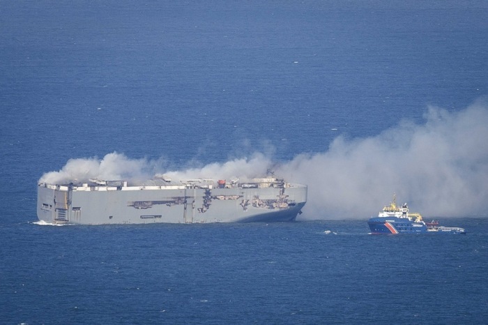 Auf einem Frachtschiff bei Ameland in der Nordsee bricht ein Feuer aus. Foto: epa/Jan Spoelstra