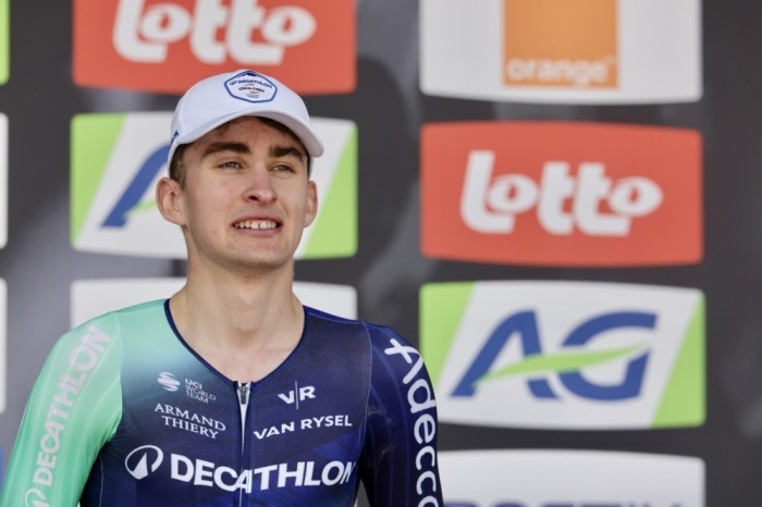 Paul Seixas belegt Platz zwei beim Klassiker Lüttich–Bastogne–Lüttich und steht auf dem Podium. Foto: epa/Olivier Matthys
