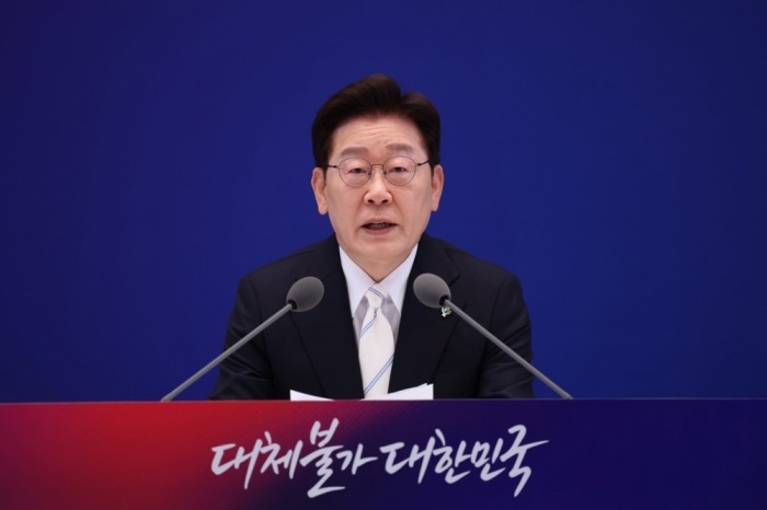 Lee Jae-myung spricht bei einer Pressekonferenz in Seoul zum ersten Jahrestag seiner Amtsübernahme. Foto: epa/Chung Sung-jun/pool