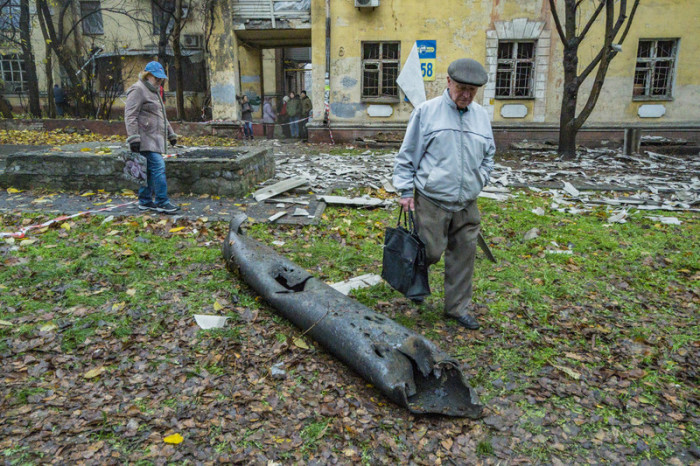 Ein Mann betrachtet die Überreste eines Laternenpfahls, der nach ukrainischen Angaben durch die Explosion eines russischen Raketeneinschlags zerstört wurde. Foto: Celestino Arce Lavin/Zuma Press Wire/dpa