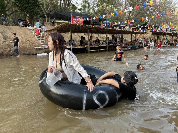 Die sanften Fluten von Mae Kam, durchzogen von der Freude und dem Lachen der Besucher, kreieren ein unvergessliches Erlebnis inmitten der Natur Chiang Rais. Foto: 77kaoded