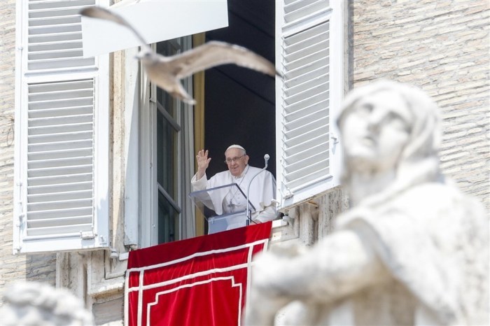 Papst Franziskus spricht das Angelusgebet vom Fenster seines Büros aus, das den Petersplatz in der Vatikanstadt überblickt. Foto: epa/Fabio Frustaci