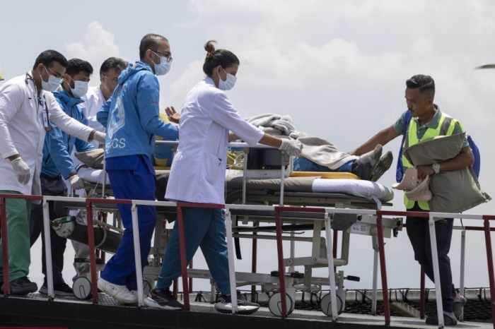 Der nepalesische Everest-Bergführer Hillary Dawa Sherpa wird nach seiner Rettung per Hubschrauber in ein Krankenhaus nach Kathmandu gebracht. Foto: epa/Narendra Shrestha