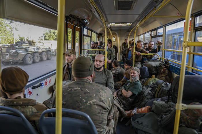Ukrainische Soldaten sitzen in einem Bus, während sie aus dem belagerten Stahlwerk Azovstal in Mariupol evakuiert werden. Foto: epa/Alessandro Guerra