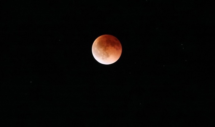 Der Vollmond zeigt sich während der totalen Phase der Mondfinsternis in einer rötlichen Färbung, die häufig als „Blutmond“ bezeichnet wird. Archivbild: epa/Lehoczky Peter