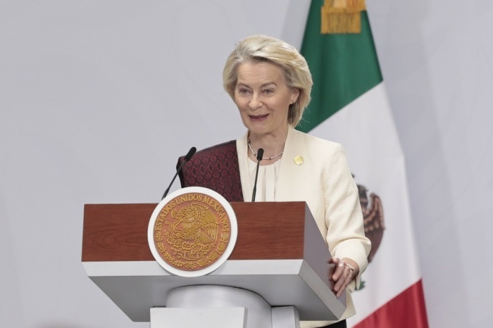 Die Präsidentin der Europäischen Kommission, Ursula von der Leyen, spricht während einer Pressekonferenz. Foto: epa/Olivier Hoslet