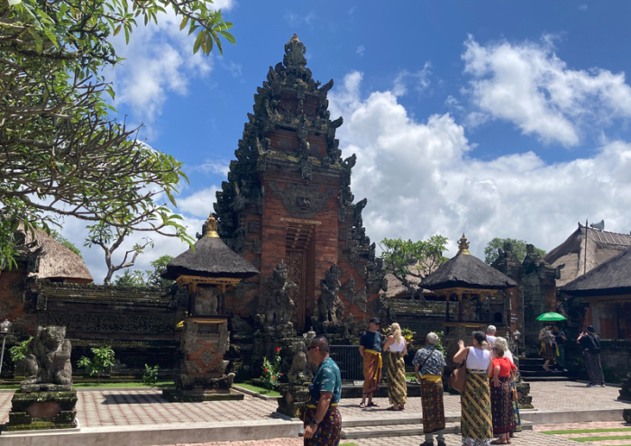 Indonesien, Kintamani: Touristen besuchen einen hinduistischen Tempel auf Bali. Dabei ist meist ein Sarong (langer Rock für Männer und Frauen) Pflicht. Fotos: Carola Frentzen/dpa