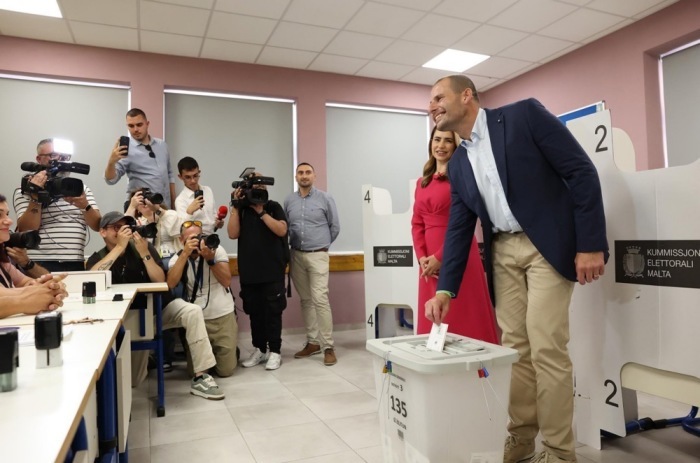 Maltas Premierminister Robert Abela gibt seine Stimme ab, während seine Frau Lydia Abela ihm dabei zusieht, während der Parlamentswahlen in Valletta. Foto: epa/Omar Camilleri/doi Malta