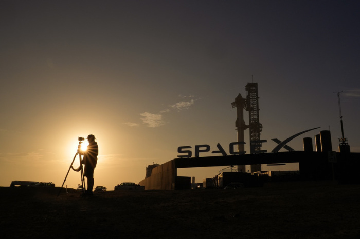 Ein Fotograf bereitet sich darauf vor, Fotos von der SpaceX-Megarakete «Starship» zu machen, während sie für einen Testflug von der Starbase vorbereitet wird. Foto: Eric Gay/Ap/dpa