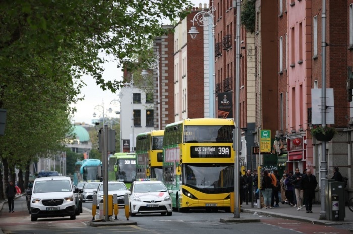 Busse reihen sich im Stadtverkehr von Dublin aneinander. Foto: EPA/Adam Vaughan
