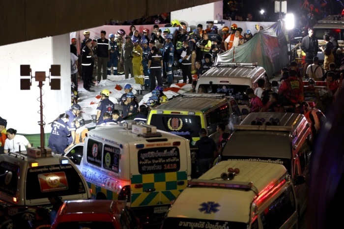Forensiker untersuchen nach dem Brand in einem Pub in Bangkok die Leichen der Todesopfer. Foto: epa/Rungroj Yongrit