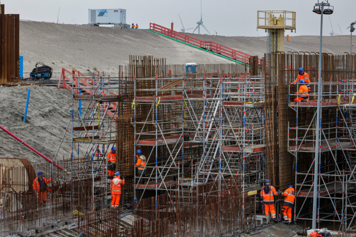 Blick auf die Bauarbeiten der Ostseetunnel-Baustelle in Puttgarden auf der Insel Fehm. Foto: Ulrich Perrey/dpa