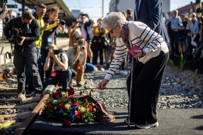 Milena Grenfell-Baines erinnert in Brünn an die Opfer der Shoah am historischen Abfahrtsort jüdischer Kindertransporte. Foto: Martin Divisek/epa/dpa