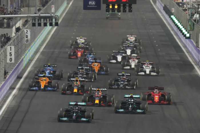 Motorsport, Formel-1-Weltmeisterschaft, Grand Prix von Saudi-Arabien auf dem Jeddah Corniche Circuit. Das Fahrerfeld beim Start. Foto: Hassan Ammar