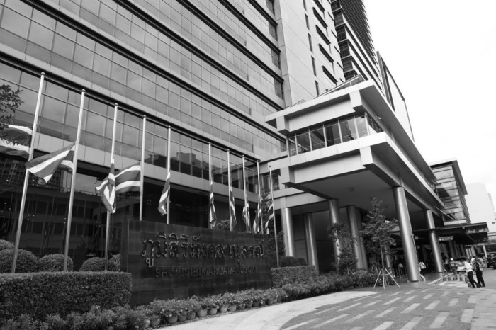 Thailändische Nationalflaggen wehen auf halbmast, um den Tod der Königinmutter Sirikit zu betrauern, nachdem ihr Tod im King-Chulalongkorn-Gedächtniskrankenhauses in Bangkok bekanntgegeben wurde. Foto: epa/Rungroj Yongrit