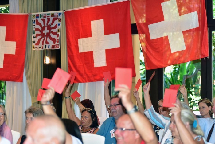 Mitglieder der Swiss Society Hua Hin stimmen während der Generalversammlung über die anstehenden Beschlüsse und personellen Veränderungen im Vorstand ab. Foto: Sshh