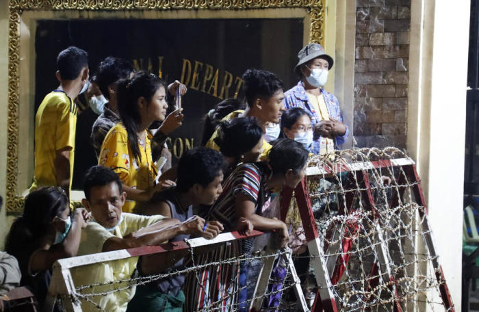 Menschen warten hinter der Barrikade vor dem Insein-Gefängnis in Yangon auf die Freilassung ihrer Familienangehörigen. Foto: epa/Stringer