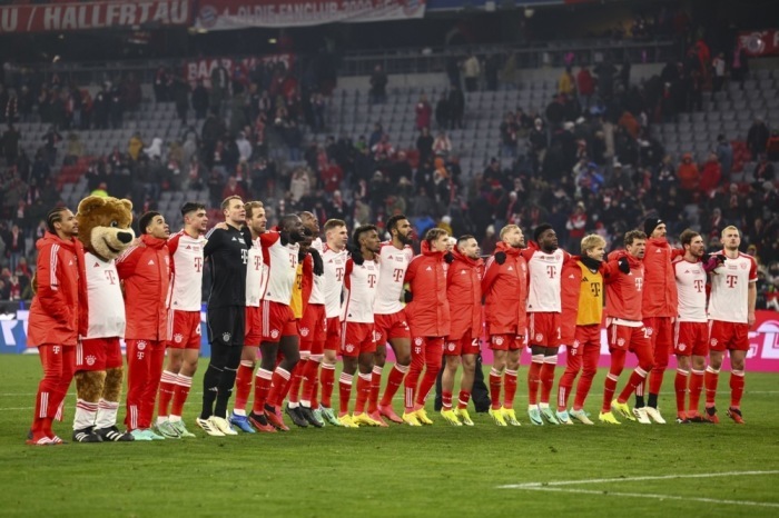 Bayern Spieler jubeln nach dem Gewinn der deutschen Bundesliga. Foto: epa/Anna Szilagyi