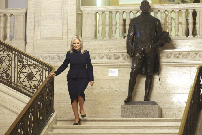 Michelle O'Neill, Vizepräsidentin von Sinn Fein, geht die Stufen des Stormont-Parlamentsgebäudes hinunter. Foto: Peter Morrison/Ap/dpa