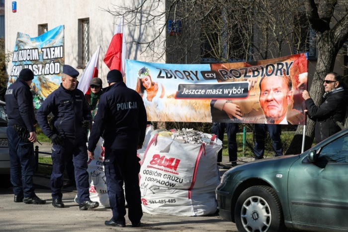 Die Demonstranten versammeln sich vor dem Dialogzentrum in Warschau. Foto: EPA-EFE/Pawel Supernak Polen Out