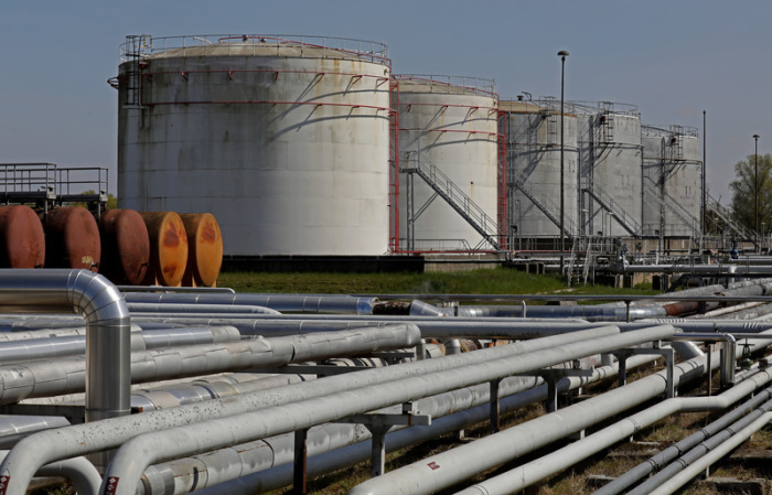 Leitungen und Tanks im Grosstanklager Ölhafen Rostock (GÖR) an der Ostsee. Die EU-Staaten haben ein achtes Paket mit Sanktionen gegen Russland auf den Weg gebracht. Foto: Bernd Wüstneck/dpa
