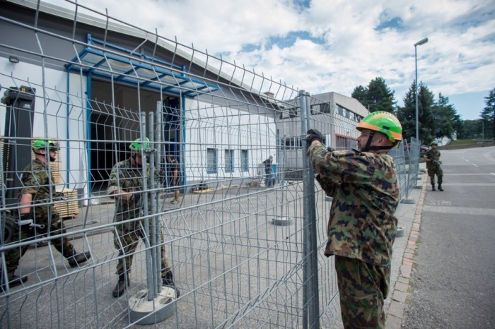 Mitarbeiter des Schweizer Zivilschutzes arbeiten in einem provisorischen Zentrum für Flüchtlinge, die in der Schweiz kein Asyl beantragen wollen. Foto: epa/Francesca Agosta
