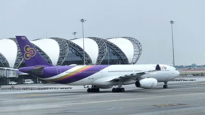 Ein Langstreckenjet der Thai Airways auf dem Bangkoker Flughafen Suvarnabhumi. Foto: DER FARANG/Rüegsegger