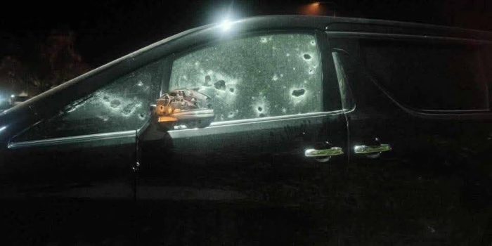 Sicherheitskräfte untersuchen das Fahrzeug des Abgeordneten Kamonsak Leewamoh nach dem Schussattentat in der Provinz Narathiwat im Süden Thailands. Foto: Matichon