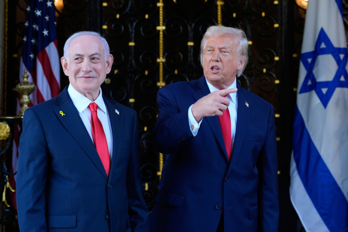 US-Präsident Donald Trump (r) begrüßt den israelischen Ministerpräsidenten Benjamin Netanjahu in seinem Club Mar-a-Lago. Foto: Alex Brandon/Ap/dpa