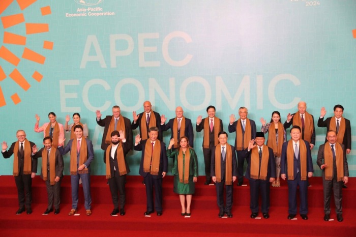 Die Staats- und Regierungschefs winken während des offiziellen Familienfotos des Gipfeltreffens der Staats- und Regierungschefs der Asiatisch-Pazifischen Wirtschaftskooperation (APEC) im Kongresszentrum in Lima, Per... Foto: EPA-EFE/Paolo Aguilar