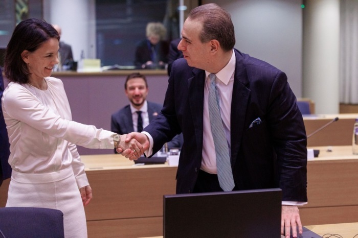 Die deutsche Außenministerin Annalena Baerbock (L) schüttelt dem Außenminister von Montenegro, Filip Ivanovic, die Hand. Foto: epa/Olivier Matthys