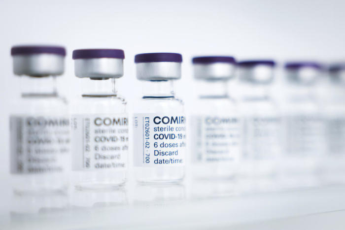 Die Fläschchen für den Comirnaty-Impfstoff von Biontech/Pfizer werden in den Produktionsanlagen von Allergopharma aufgereiht. Foto: epa/Christian Charisius