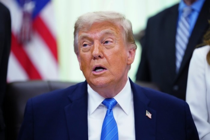 US-Präsident Donald Trump spricht im Oval Office des Weißen Hauses. Foto: Julia Demaree Nikhinson/Ap/dpa