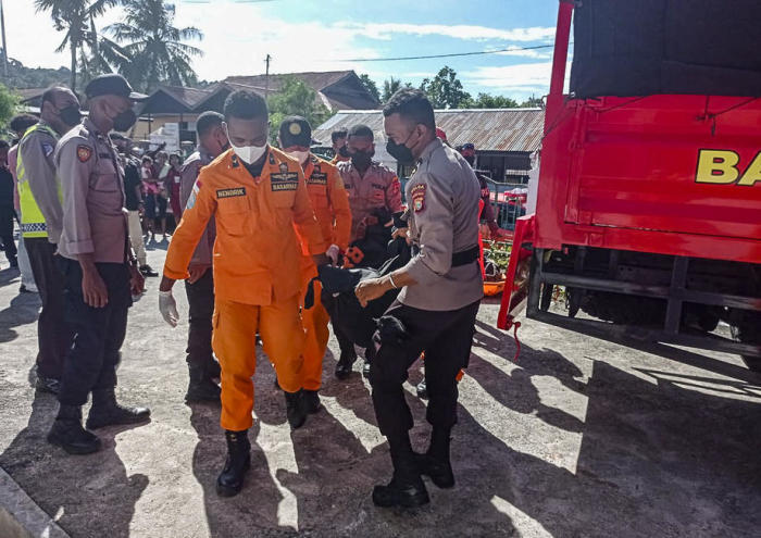 Die nationale indonesische Such- und Rettungsbehörde (BASARNAS) zeigt Retter, die einen Leichensack mit der Leiche eines Opfers eines LKW-Unfalls in Manokwari tragen. Foto: epa/Basarnas Handout