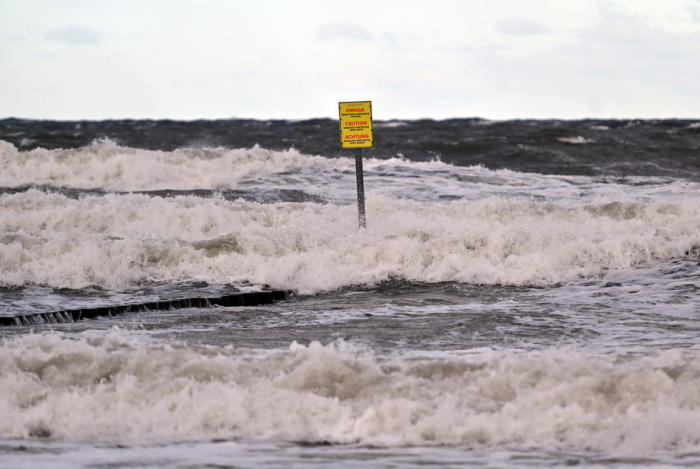 Bei einem Sturm an der Ostsee in Kolobrzeg schlagen die Wellen gegen die Küste. Archivfoto: epa/Marcin Bielecki