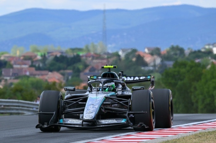 Mercedes-Pilot Kimi Antonelli absolviert das erste freie Training zum Großen Preis von Ungarn auf dem Hungaroring in Mogyoród. Foto: EPA/Zsolt Czegledi