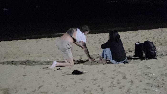 Die beiden Verdächtigen während des Vorfalls am Pattaya Beach in den frühen Morgenstunden. Bild: TMN.TV