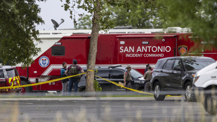 Fahrzeuge der Feuerwehr von San Antonio stehen vor der Grundschule Robb Elementary School. Bei einem Amoklauf an einer Grundschule im US-Bundesstaat Texas sind mehrere Menschen getötet worden. Foto: William Luther