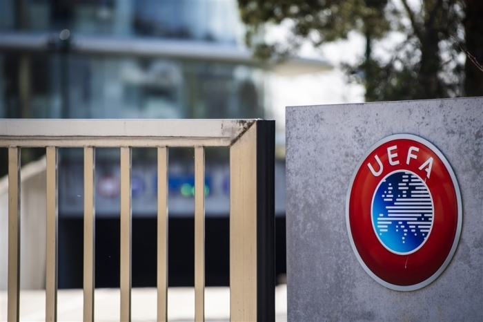 Das UEFA Logo ist am Eingang des UEFA Hauptsitzes in Nyon abgebildet. Foto: epa/Jean-christophe Bott