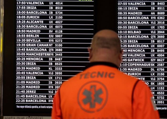 Mann schaut auf den Bildschirm der Ankunftshalle am Flughafen in Palma de Mallorca. Foto: epa/Cati Cladera