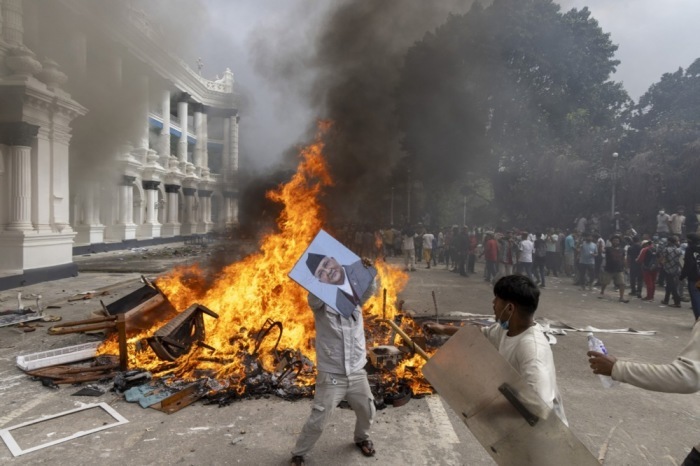 Ein Demonstrant in Kathmandu bereitet sich darauf vor, ein Bild des zurückgetretenen Premiers Oli während der Proteste zu verbrennen. Foto: epa/Narendra Shrestha