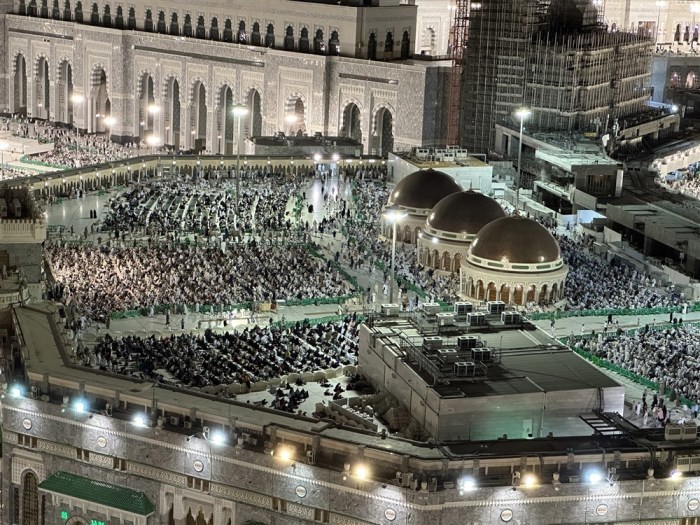 Muslime drängen sich in der al-Masjid al-Haram in Vorbereitung auf den Beginn der Pilgerfahrt Hajj 2023 in Mekka. Foto: epa/Ashraf Amra