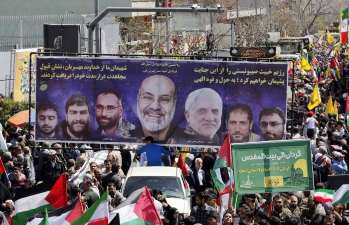 Ein großes Transparent mit sieben Mitgliedern des Korps der Islamischen Revolutionsgarden (IRGC), die bei einem Luftangriff in Syrien getötet wurden. Foto: EPA-EFE/Abedin Taherkenareh